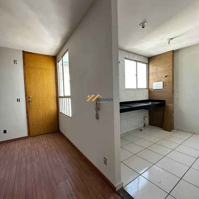 Entrada e cozinha do apartamento